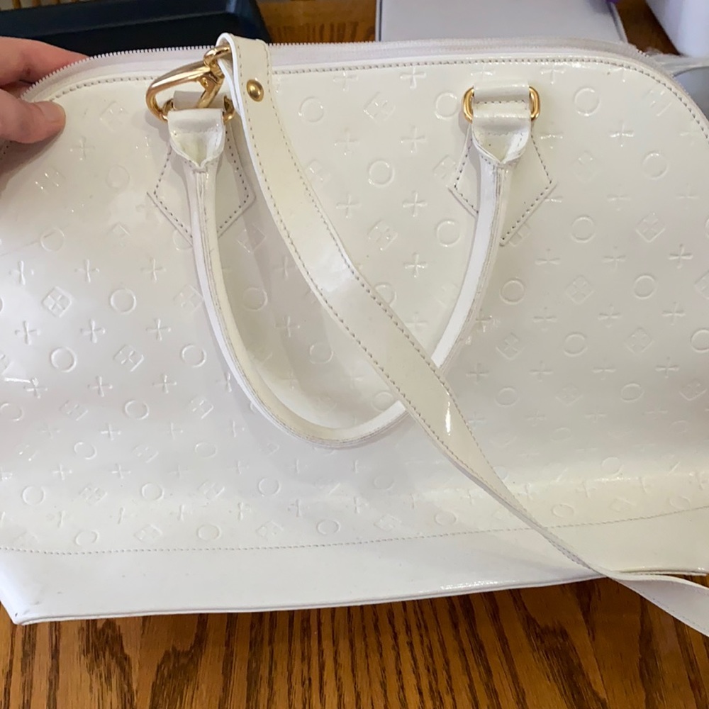 White, Italian leather, brand is invece
